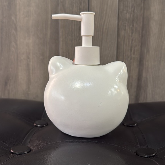 New Hello Kitty Head With Golden Copper Bow Lotion Soap Dispenser Pump - Picture 4 of 7